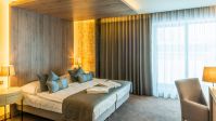 Pokój Standard<p>Przeżyjcie magiczną atmosferę w pokojach pomalowanych według pór roku, pozwólcie sobie na komfort i wysoki standard usług spędzając urlop w Hotelu Seasons***.<p>