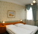 Pokój Standard<p>Znajdujący się w Grandhotelu Praha pokój dwuosobowy Standard to zakwaterowanie o wysokiej jakości. Komfort zapewnia każdy kącik pokoju.<p>